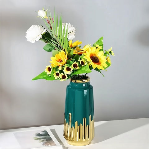 Vase Somptueux Motif Stalagmites Dorées en céramique présentation du modèle M vert avec bouquet de fleurs sur une table.