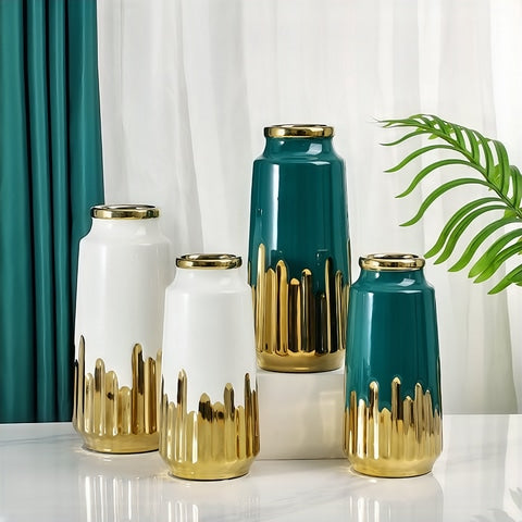 Vase somptueux motif stalagmites dorées en céramique présentation de tous les modèles sans fleurs sur une table.