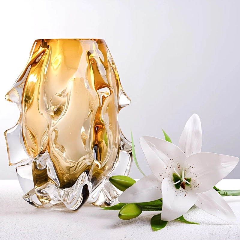 Vase Sophistiqué Ambre au Design Sculptural mise en scène du modèle Petit avec fleur à côté.