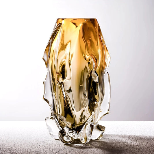 Vase Sophistiqué Ambre au Design Sculptural présentation du modèle Grand sans fleurs.