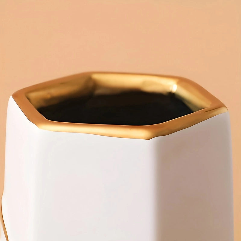 Vase Sophistiqué Polygone Blanc et Doré en Céramique détails du col doré.