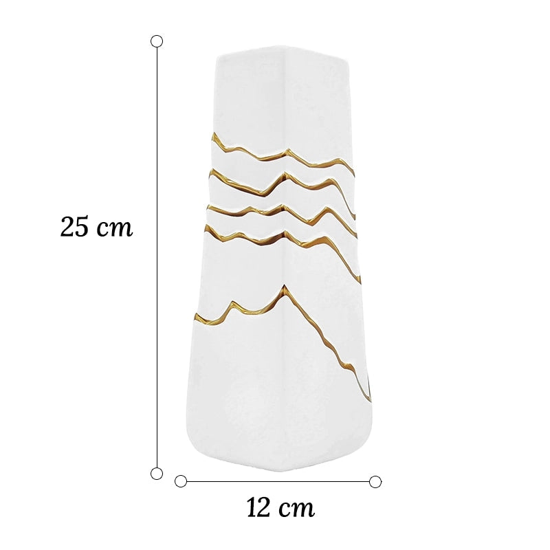 Vase Sophistiqué Polygone Blanc et Doré en Céramique dimensions du modèle M sur fond blanc.