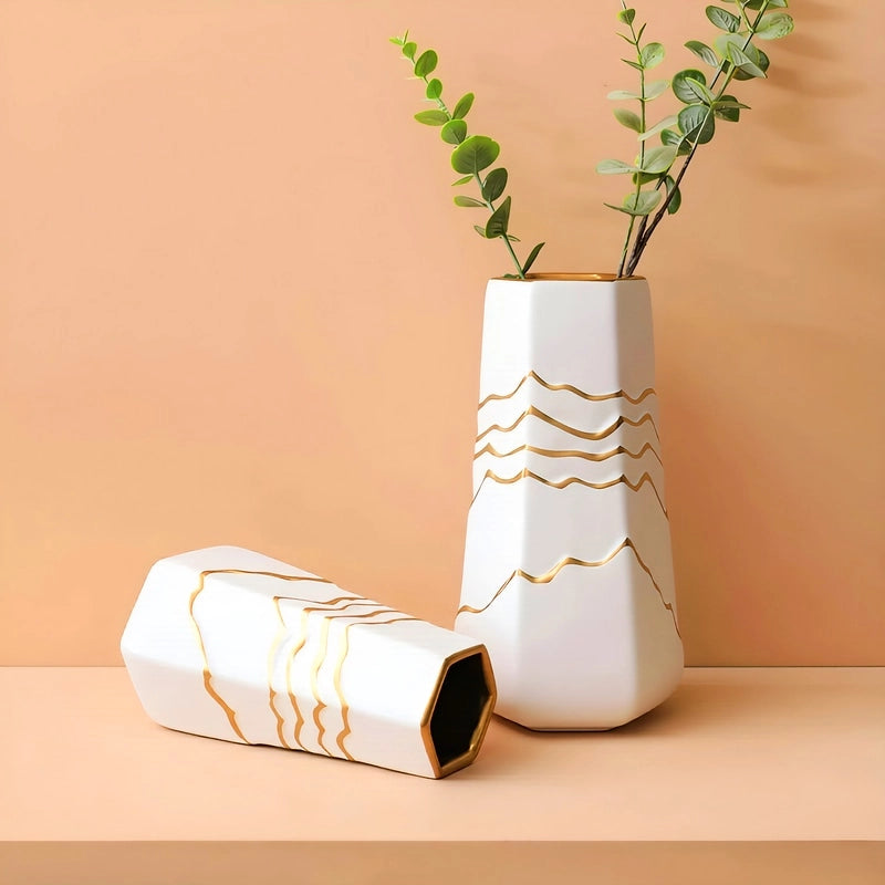 Vase Sophistiqué Polygone Blanc et Doré en Céramique présentation modèles M avec tiges eucalyptus et S couché sans fleurs.