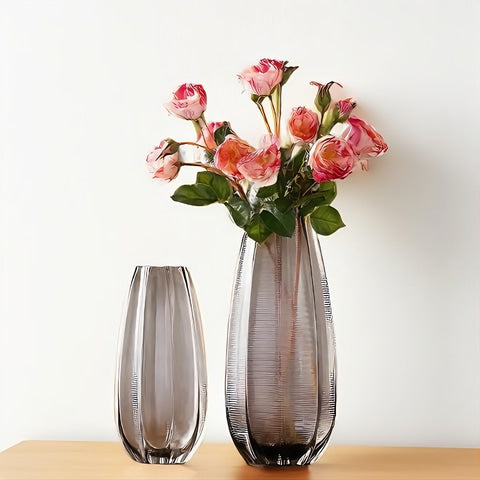 Vase strié coloré marron transparent en verre, présentation des modèles M et S avec bouquet de roses.