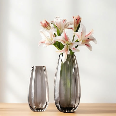 Vase Strié Coloré Marron Transparent en verre présentation, des modèles S et M avec bouquet de lys sur une table en bois.
