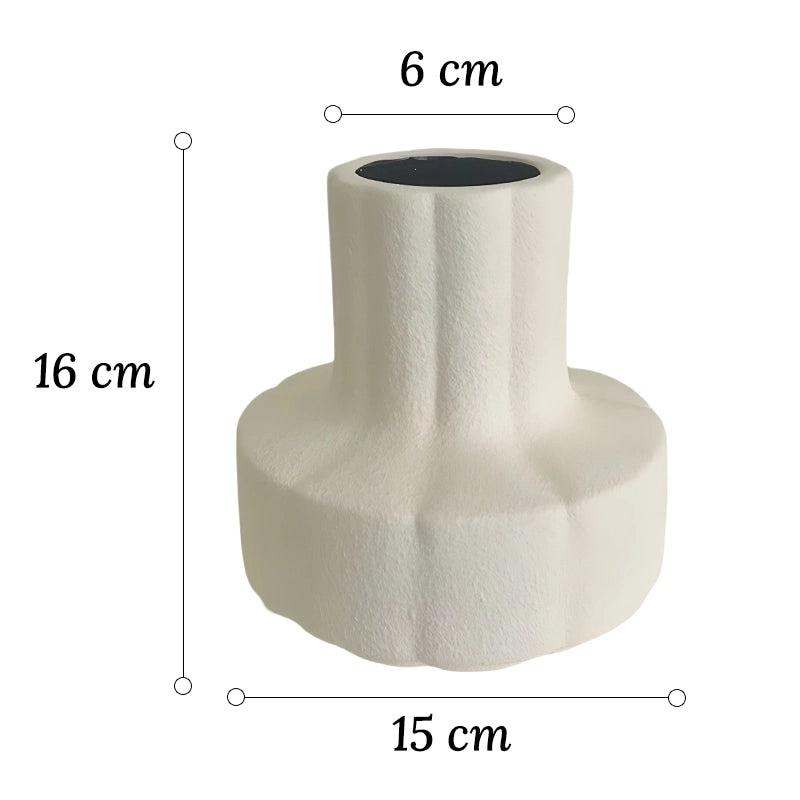 Vase Structuré Décoratif Crème en Céramique dimensions sur fond blanc.