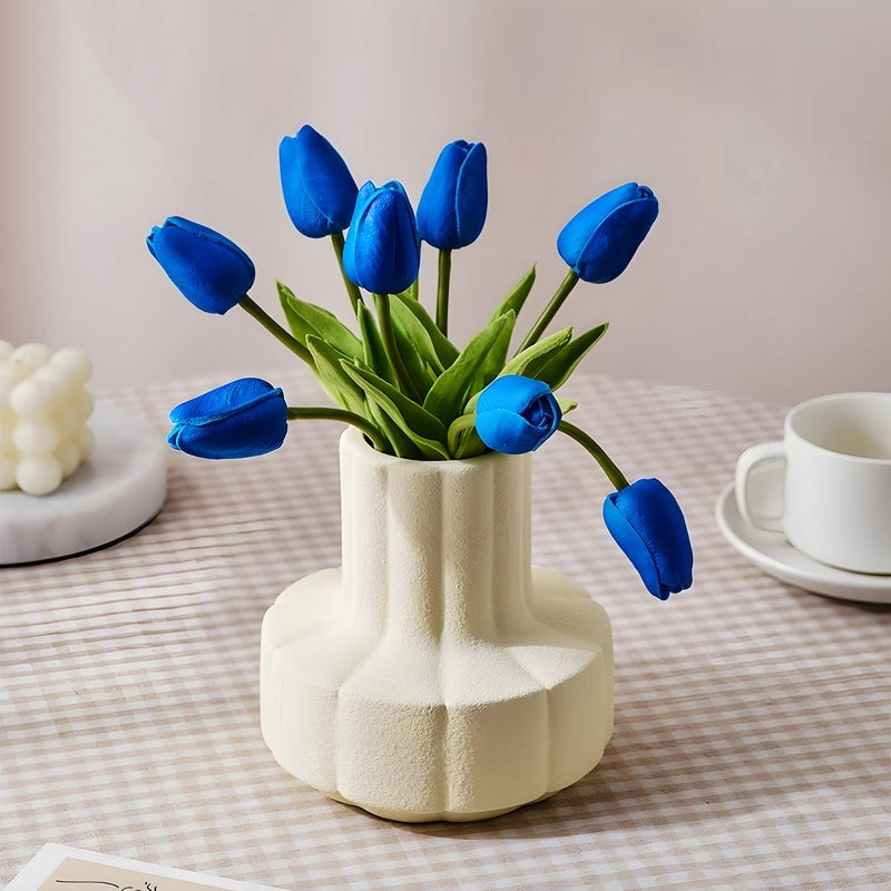 Vase Structuré Décoratif Crème en Céramique présentation avec bouquet de fleurs bleues.