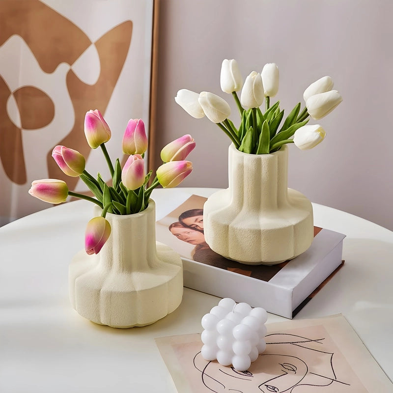 Vase Structuré Décoratif Crème en Céramique présentation avec bouquet de tulipes blanches et roses sur une table.