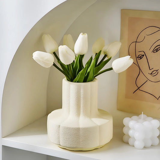 Vase Structuré Décoratif Crème en Céramique présentation avec bouquet de tulipes blanches.