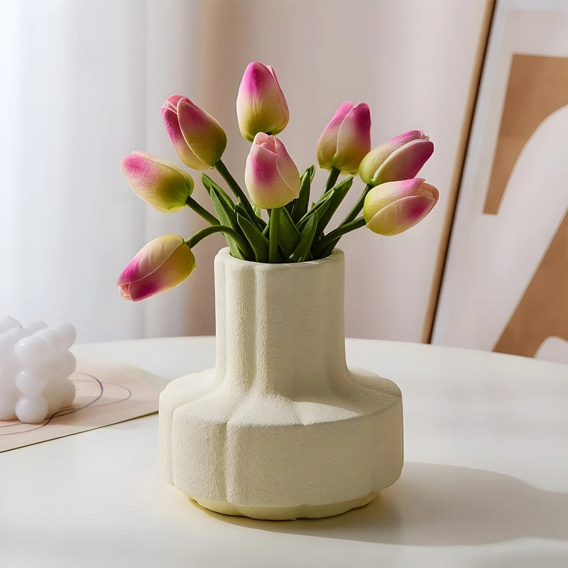 Vase Structuré Décoratif Crème en Céramique présentation avec bouquet de tulipes roses.