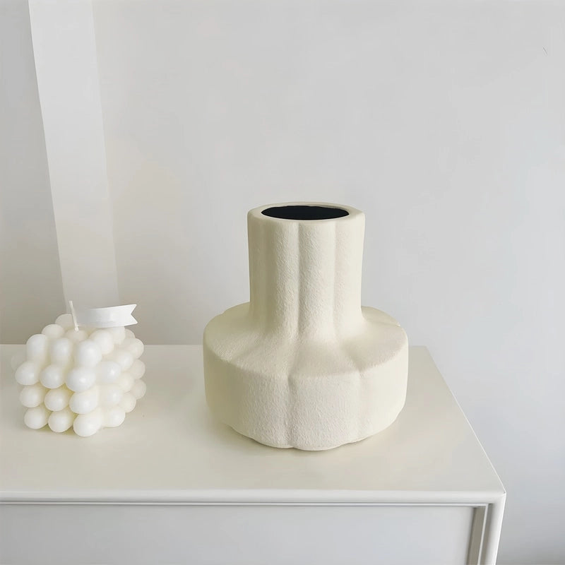 Vase Structuré Décoratif Crème en Céramique présentation sans fleurs sur une table.