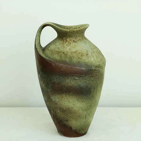 Vase Style Wabi Sabi Forme Cruche en Céramique présentation du modèle Kaki.
