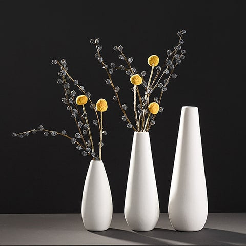Vase Tendance Blanc Nordique en céramique présentation de tous les modèles alignés avec fleurs sur une table grise.