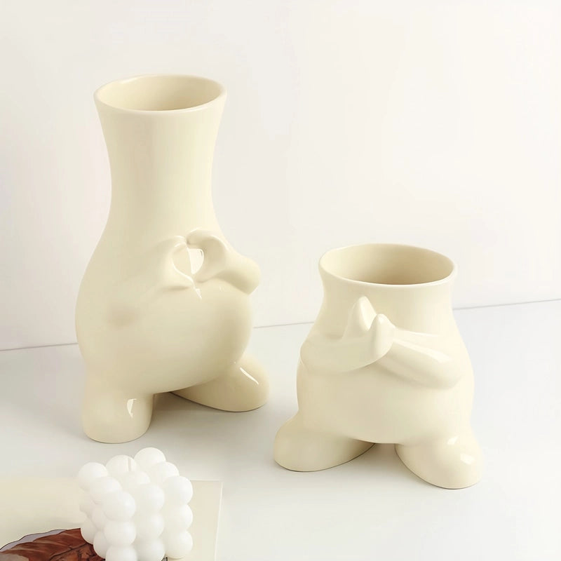 Vase Tendance Bonhomme Dessin Animé présentation des modèles A et C sans fleurs sur une table blanche.
