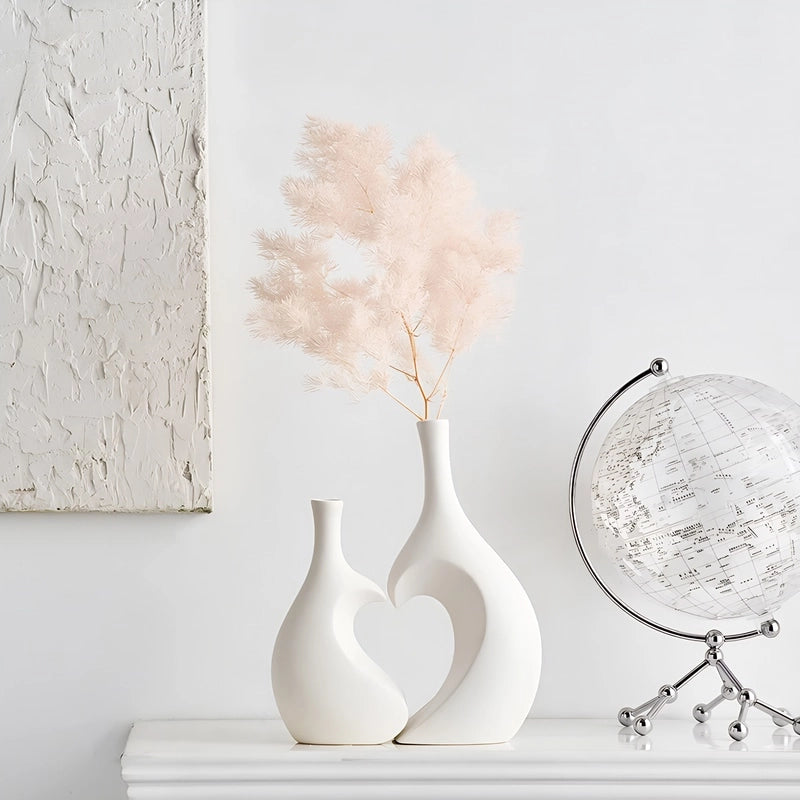 Vase Tendance Duo Cœur Design en Céramique présentation du modèle duo blanc avec fleurs de pampa roses sur une table blanche.