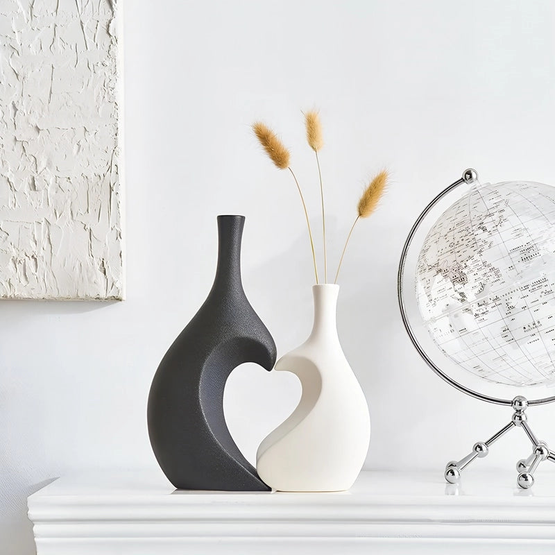 Vase Tendance Duo Cœur Design en Céramique présentation des modèle duo blanc et noir avec fleurs de broom bloom.