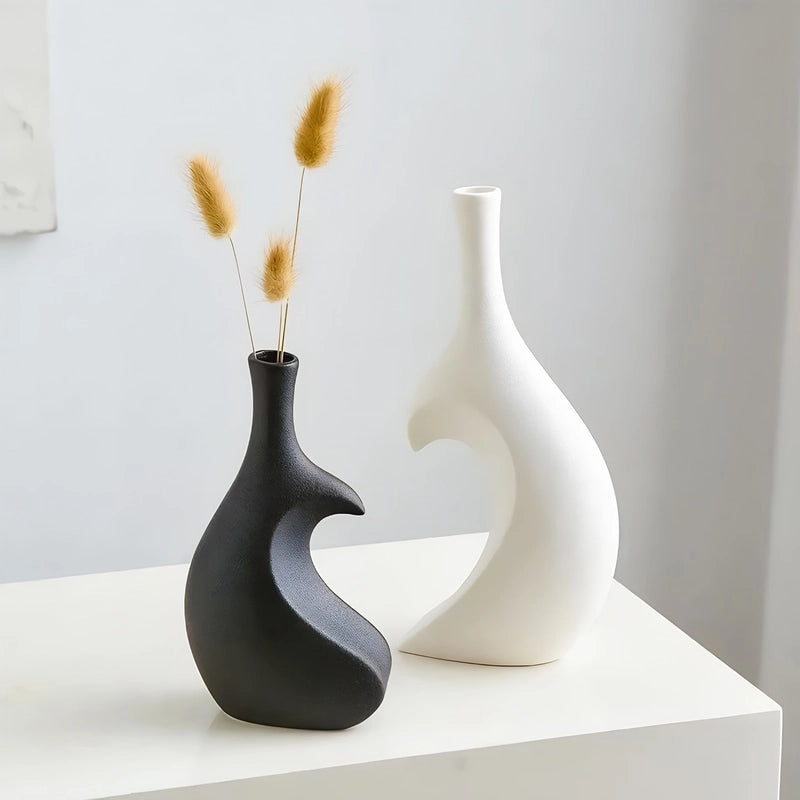 Vase Tendance Duo Cœur Design en Céramique présentation du modèle duo noir et blanc sur une table avec fleurs de broom bloom.