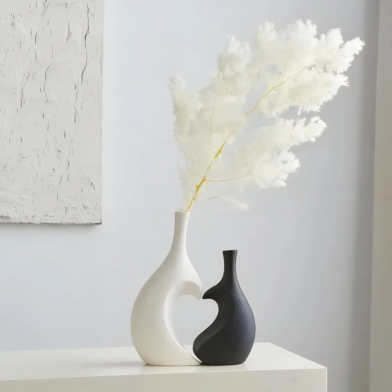 Vase Tendance Duo Cœur Design en Céramique présentation du modèle duo noir et blanc avec fleurs de pampa blanches sur une table blanche.