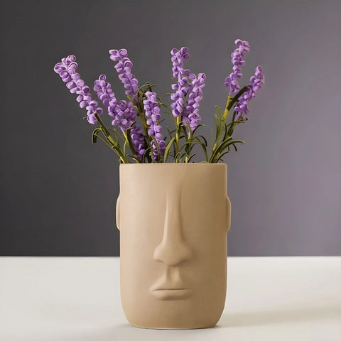 Vase Tendance Visage Moai Créatif en Céramique présentation modèle Beige avec fleurs