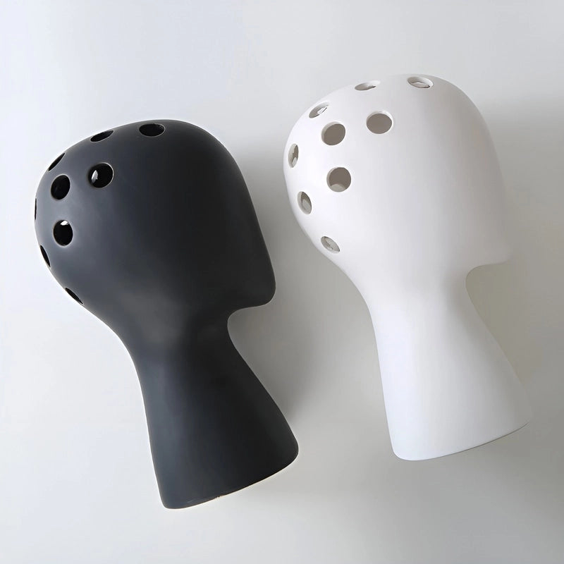 Vase Tête Abstraite Ornement Floral en Céramique présentation des modèles noir et blanc couchés sans fleurs.