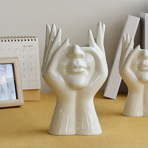 Vase Tête Pensante Blanc Brillant en céramique présentation du modèle Grand sans fleurs sur une table en bois.