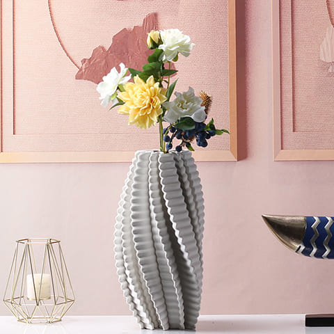 Vase Torsadé Effet 3D en céramique présentation du modèle blanc L avec fleurs et ornements.
