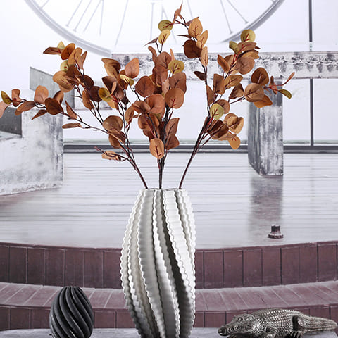 Vase torsadé effet 3D présentation avec tiges d'eucalyptus.