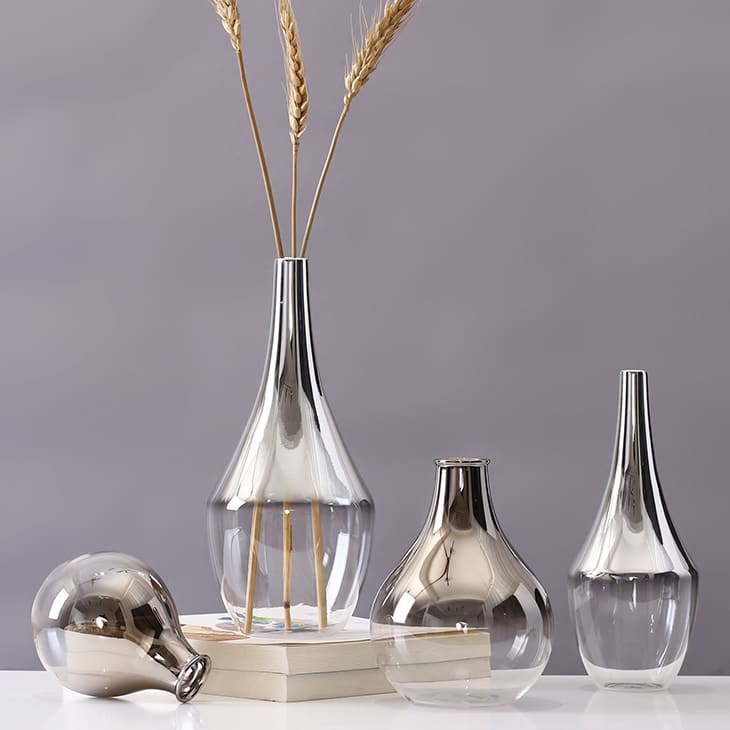 Vase Transparent Argenté Goutte d'Eau en verre présentation de tous les modèles sans fleurs sur une table blanche.