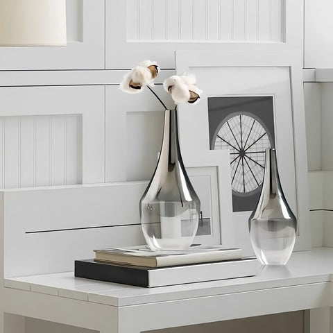 Vase Transparent Argenté Goutte d'Eau en verre présentation des modèles Grand avec fleurs et moyen sans fleurs sur un bureau.