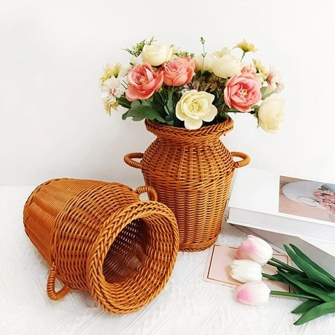 Vase Tressé Artisanal avec Anses en Rotin, présentation avec bouquet de fleurs et modèle couché sans fleurs.