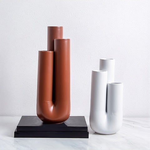 Vase Trois Tubes Blanc ou Marron en céramique, présentation des modèles Marron et Blanc sans fleurs sur une table blanche.