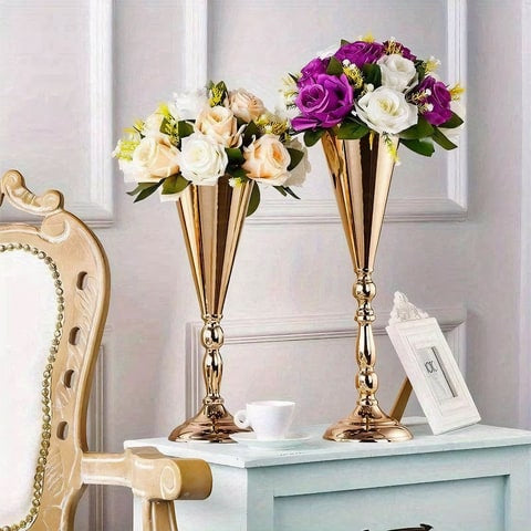 Vase Trompette Mariage Centre de Table Or en métal, présentation des modèles B et C avec bouquets de fleurs sur un meuble.