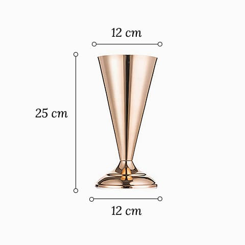 Vase trompette mariage centre de table couleur or en métal dimensions du modèle A 25cm sur fond blanc.