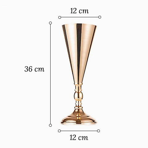 Vase trompette mariage centre de table couleur or en métal dimensions du modèle B 36cm sur fond blanc.