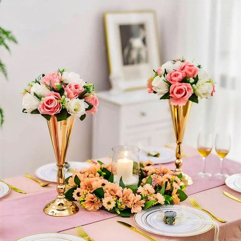 Vase trompette mariage centre de table couleur or en métal, présentation sur une table de mariage avec bouquets de roses.