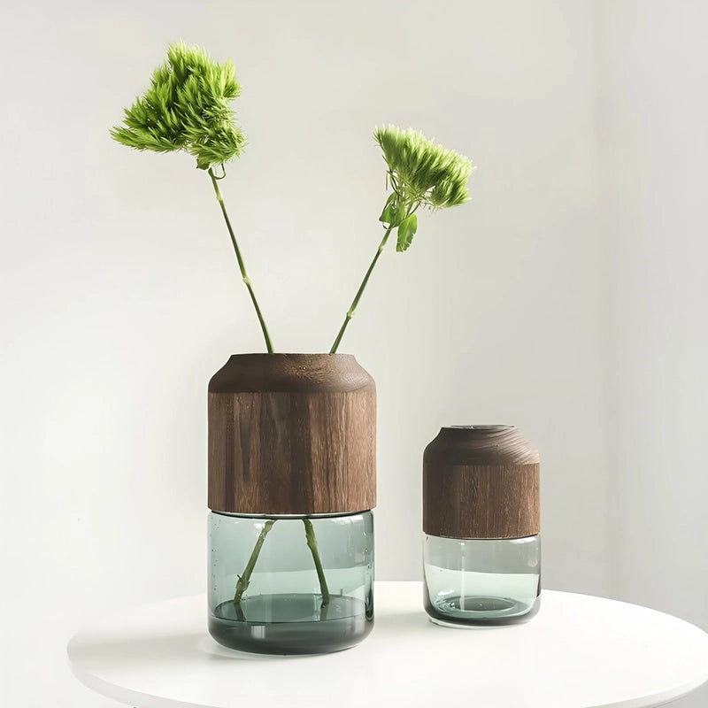 Vase Tubulaire Transparent Bi-Matières présentation des modèles Grand avec tiges florales et Petit sans fleurs sur une table blanche.