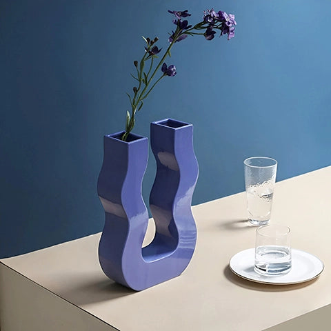Vase U Ondulé Couleurs Variées en céramique présentation du modèle bleu grand avec fleurs sur une table blanche.