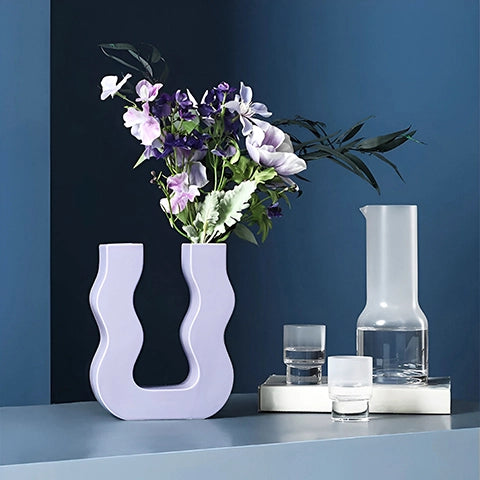 Vase U Ondulé Couleurs Variées en céramique présentation du modèle gris petit avec fleurs sur une table.