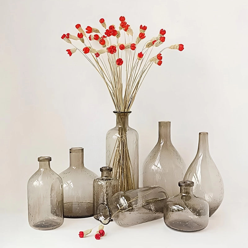 Vase Verre Bullé Forme Bouteille Marron en verre, présentation de tous les modèles avec fleurs rouges.