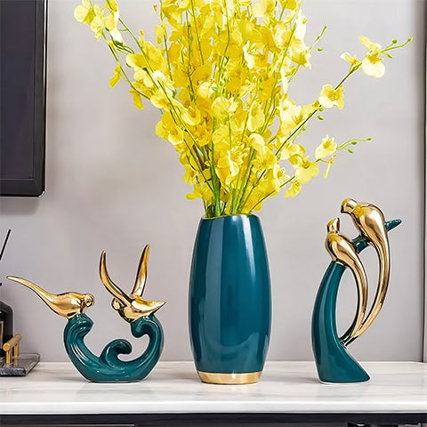 Vase vert foncé avec fleurs et ornements C et B présentation.