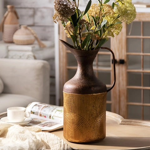 Vase Vieilli Pichet Bicolore en Métal sur une table avec bouquet de fleurs