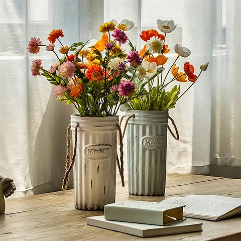 Vase vieilli pot à fleurs pastel avec lien de chanvre en céramique, présentation des modèles Blanc et Bleu sur une table en bois avec fleurs de saison.