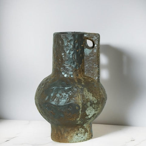 Vase Vieilli Style Antique en céramique, présentation du modèle B couleur marron sur une table sans fleurs.