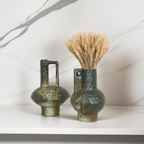 Vase vieilli style antique en céramique présentation modèles A vide et B avec épis de blés.