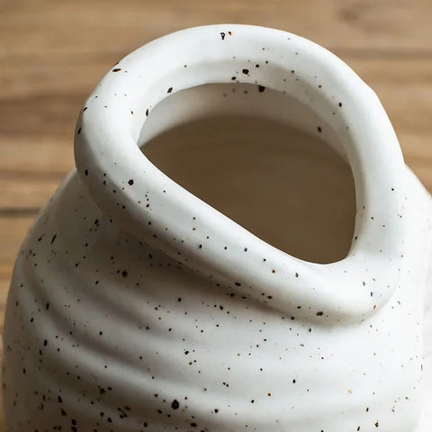 Vase vintage blanc moucheté en céramique détails du col.