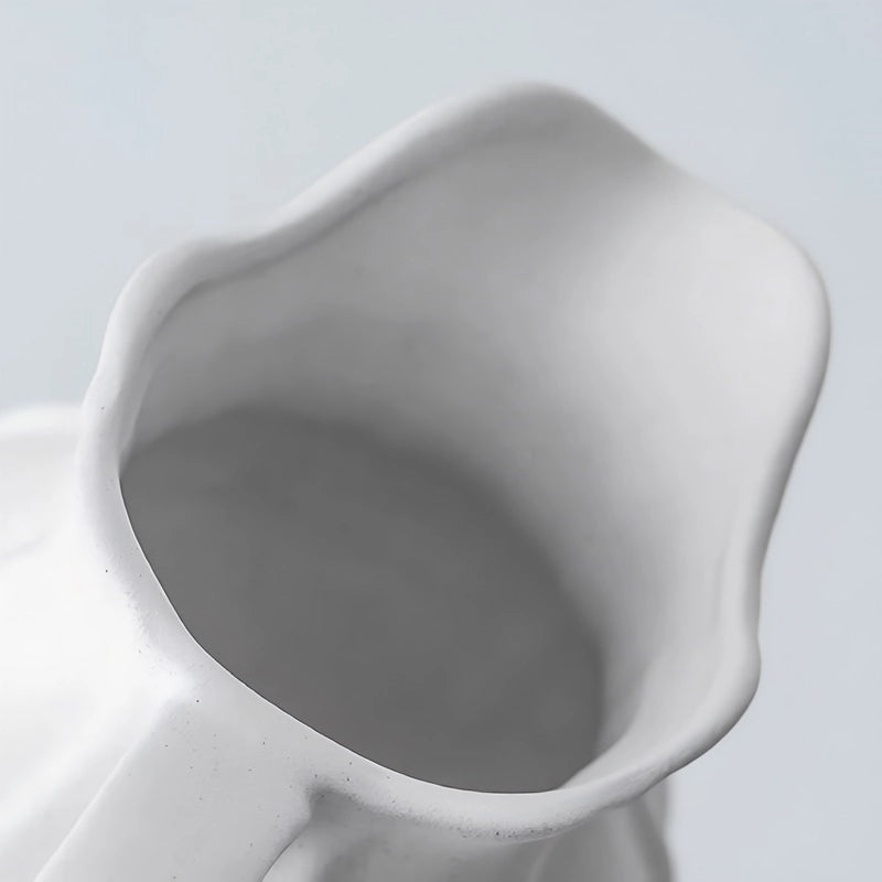 Vase Vintage Cruche Blanche Striée en Céramique détails du col.