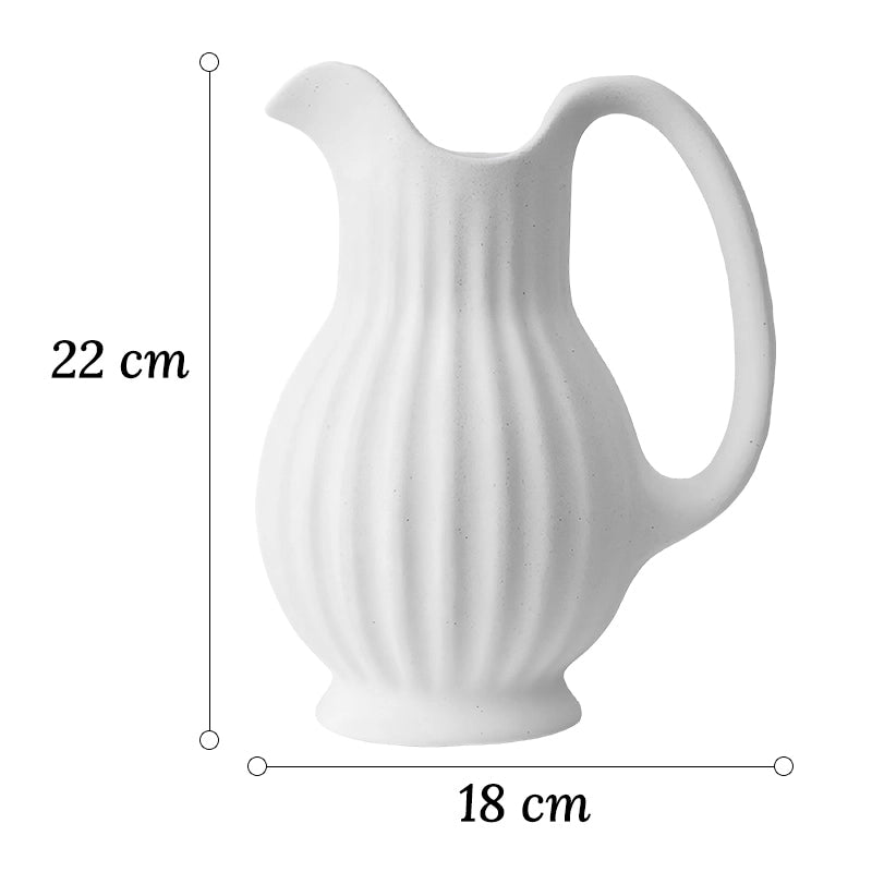 Vase Vintage Cruche Blanche Striée en Céramique dimensions du modèle A 22cm sur fond blanc.