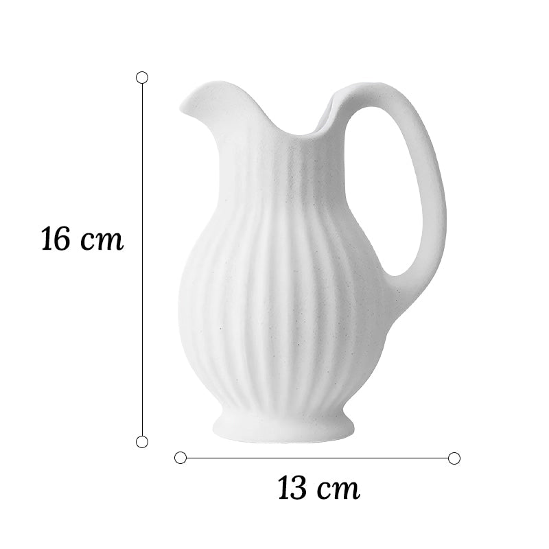 Vase Vintage Cruche Blanche Striée en Céramique dimensions du modèle C 16cm sur fond blanc.