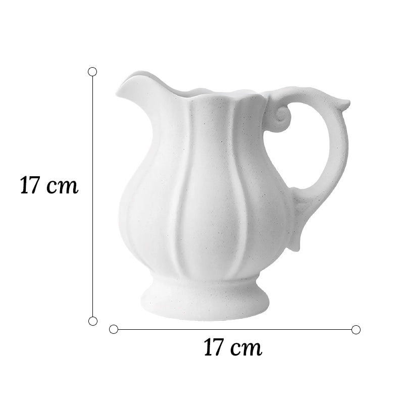 Vase Vintage Cruche Blanche Striée en Céramique, dimensions du modèle D 17cm sur fond blanc.
