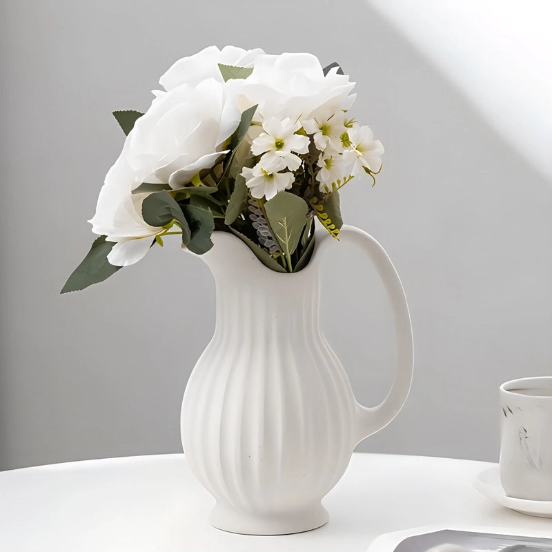 Vase Vintage Cruche Blanche Striée en Céramique, présentation du modèle A avec bouquet de fleurs blanches.